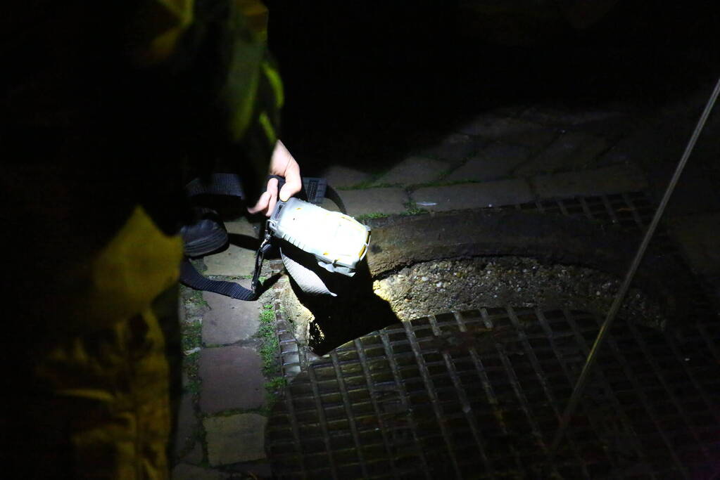 Brandweer spoelt riool na brandstof lucht