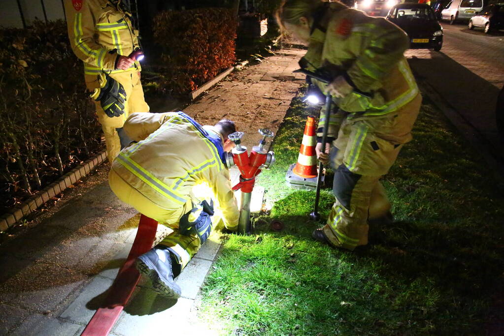Brandweer spoelt riool na brandstof lucht