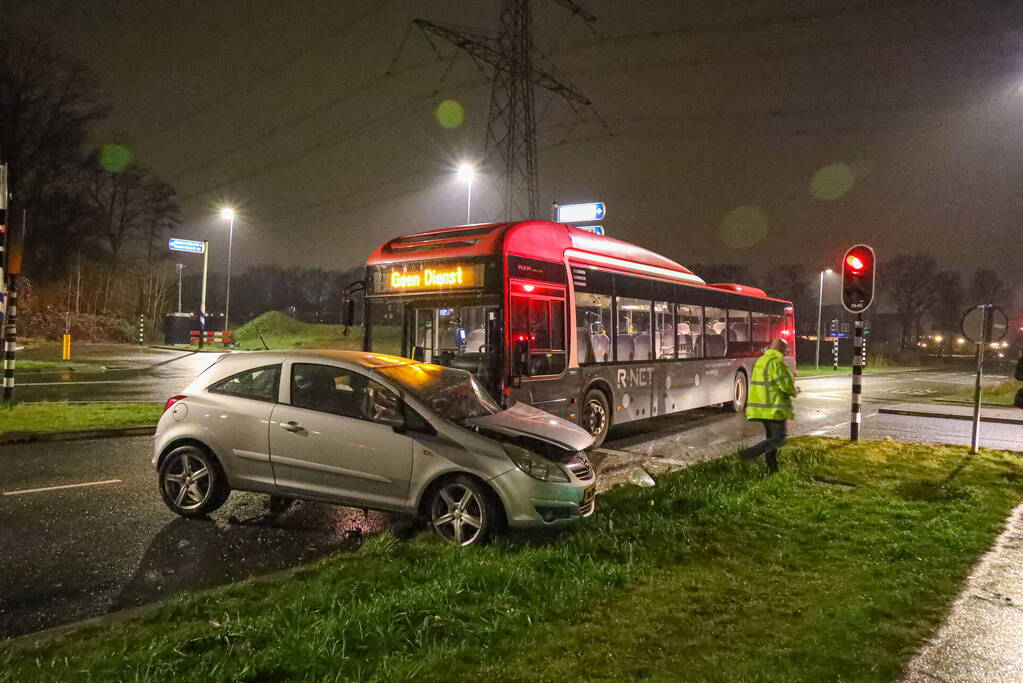 Lijnbus en auto betrokken bij aanrijding