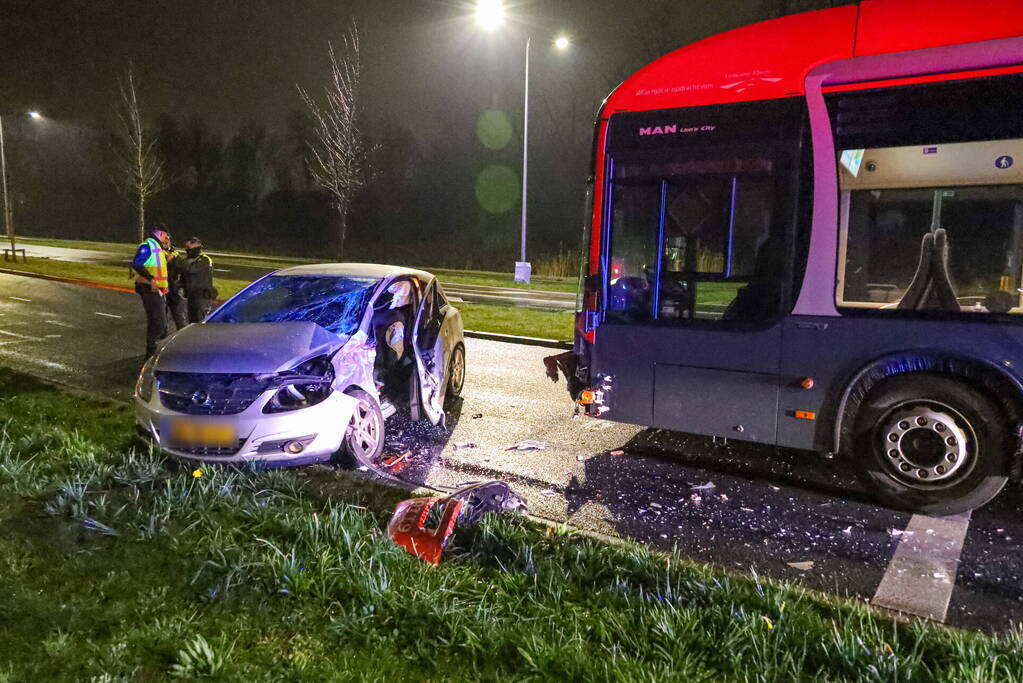 Lijnbus en auto betrokken bij aanrijding