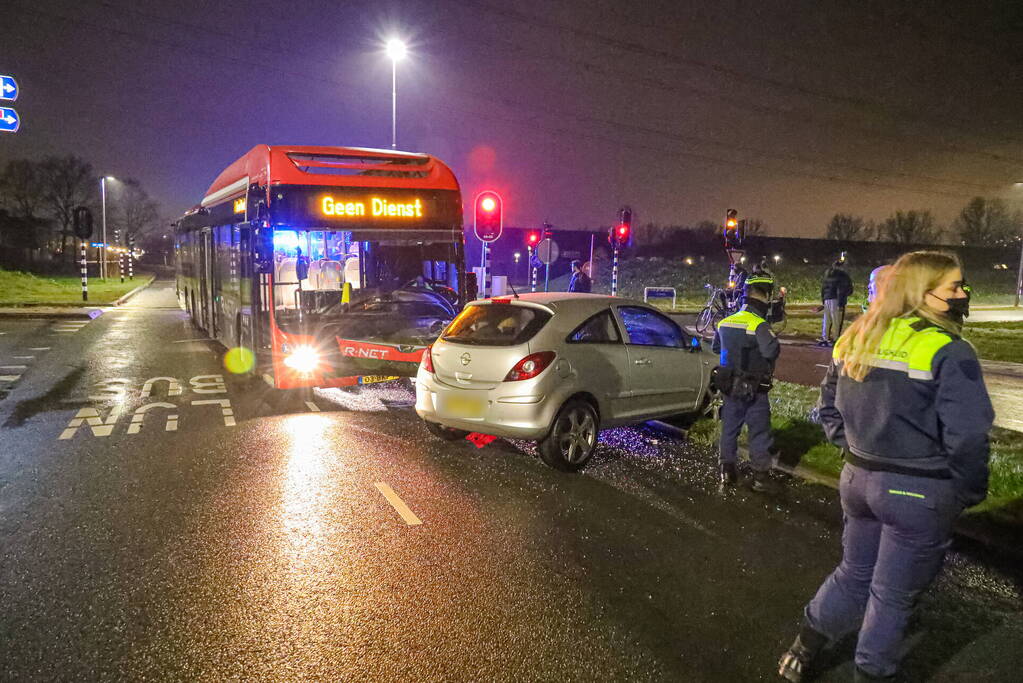 Lijnbus en auto betrokken bij aanrijding