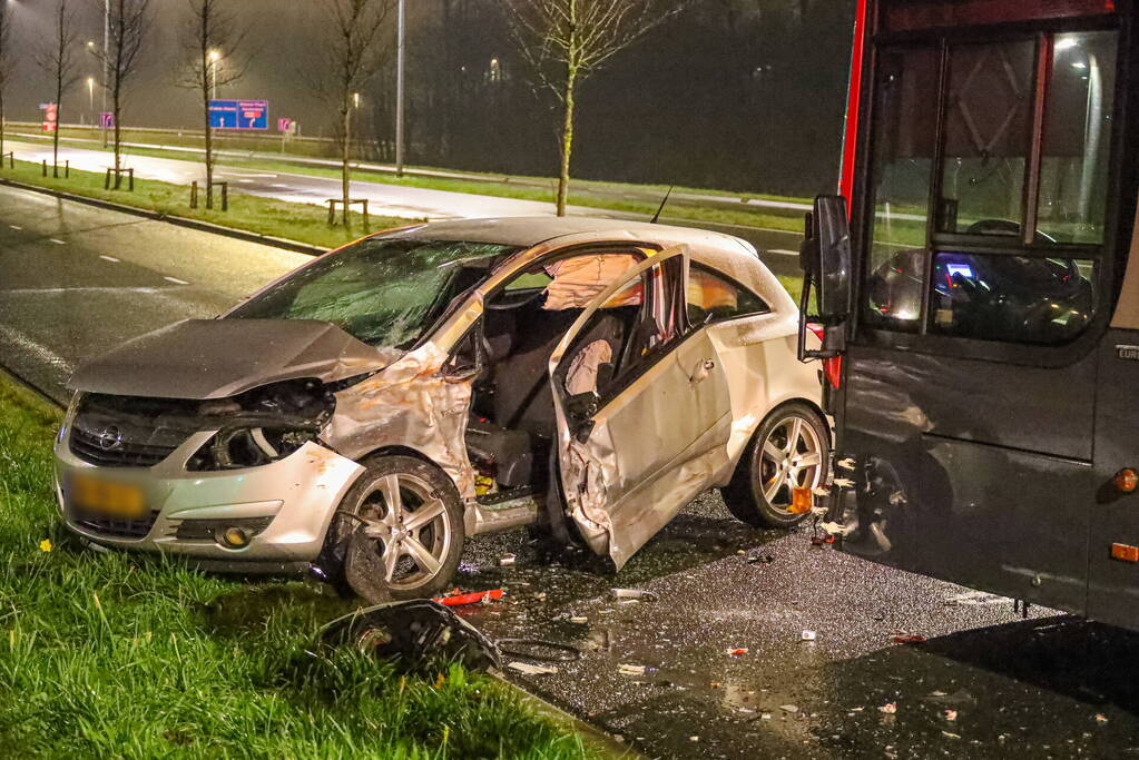 Lijnbus en auto betrokken bij aanrijding