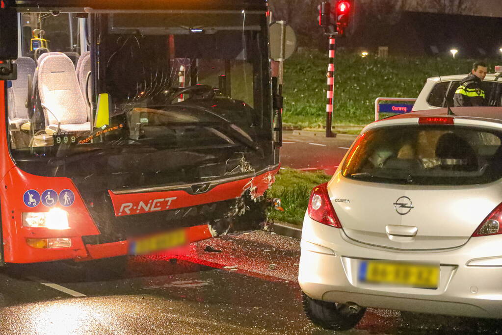 Lijnbus en auto betrokken bij aanrijding