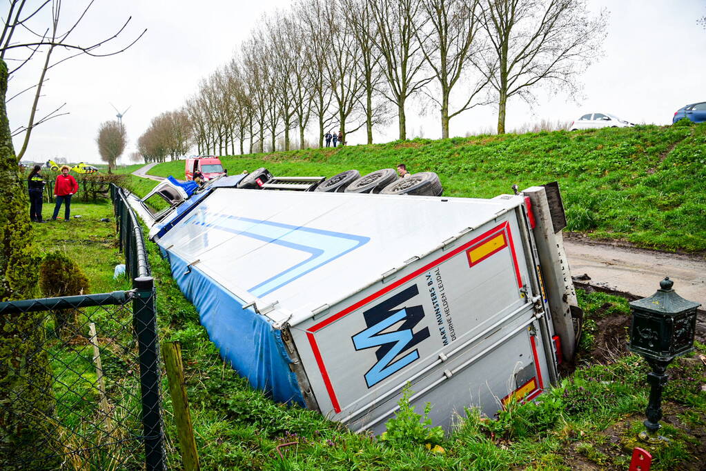 Chauffeur bekneld nadat vrachtwagen in sloot belandt