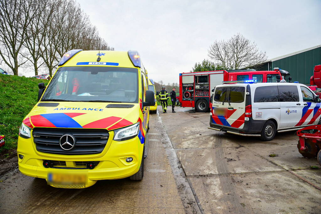 Chauffeur bekneld nadat vrachtwagen in sloot belandt