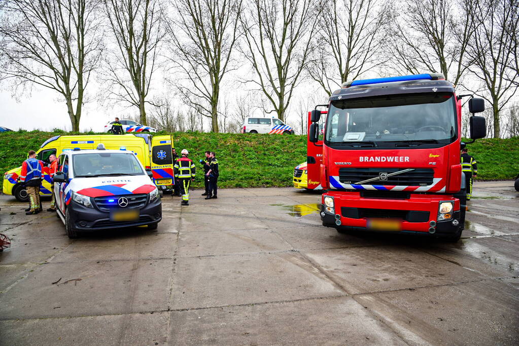 Chauffeur bekneld nadat vrachtwagen in sloot belandt