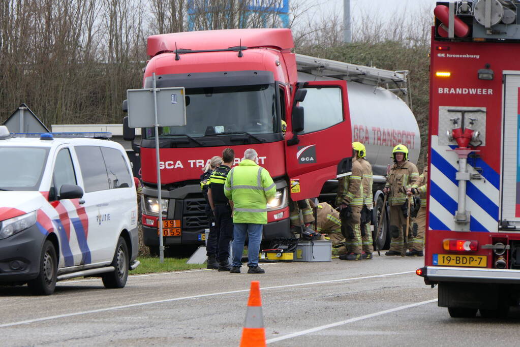 Vrachtwagen lekt brandstof in havengebied