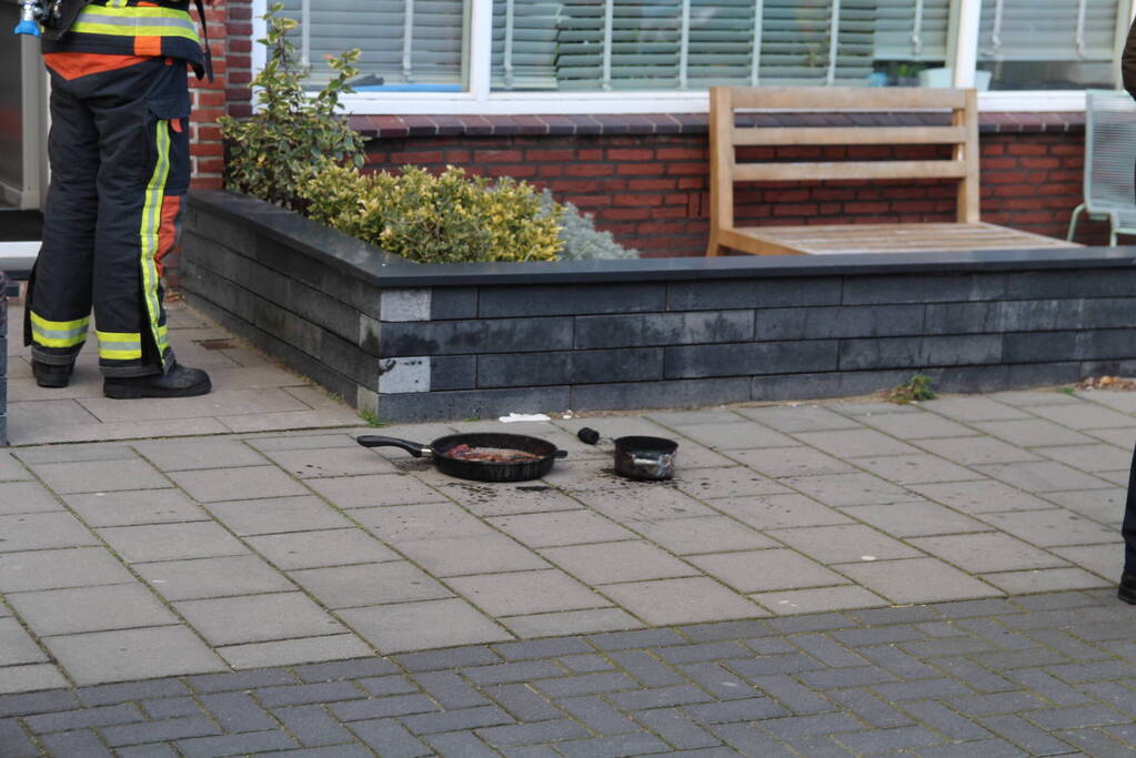 Vlam slaat in de pan tijdens bakken speklappen, bewoner loopt brandwonden op