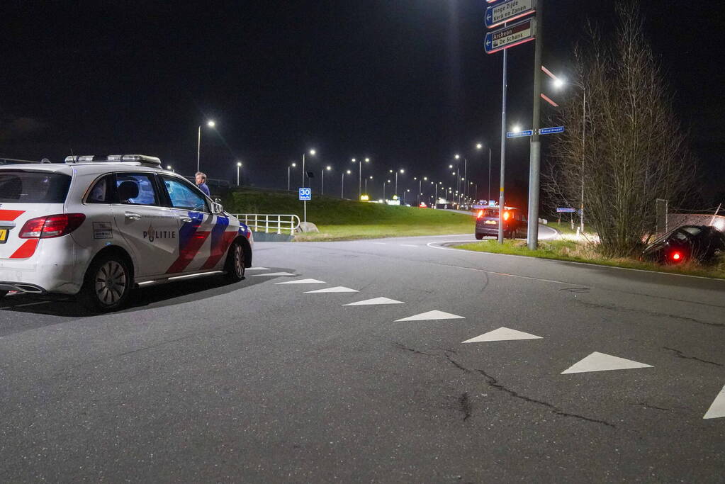 Auto raakt van weg en ramt hekwerk