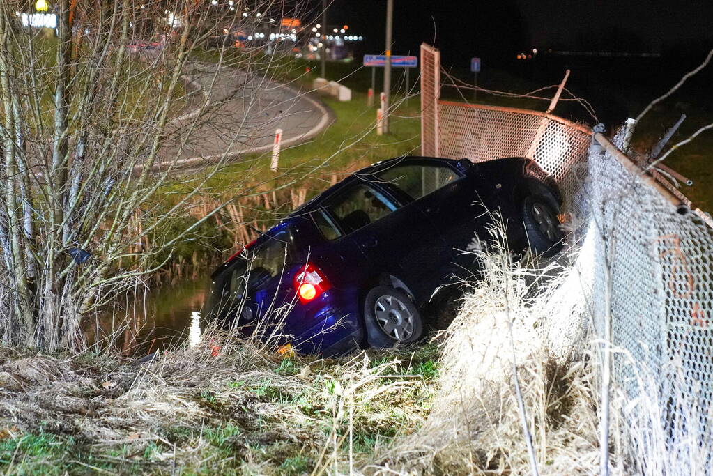 Auto raakt van weg en ramt hekwerk