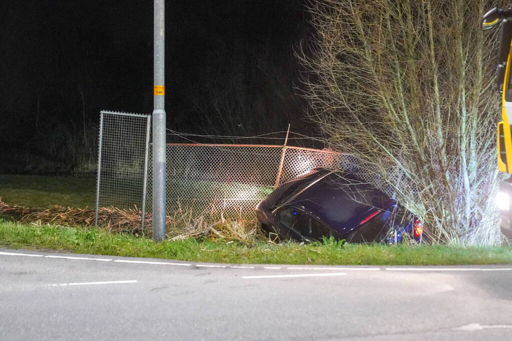 Auto raakt van weg en ramt hekwerk