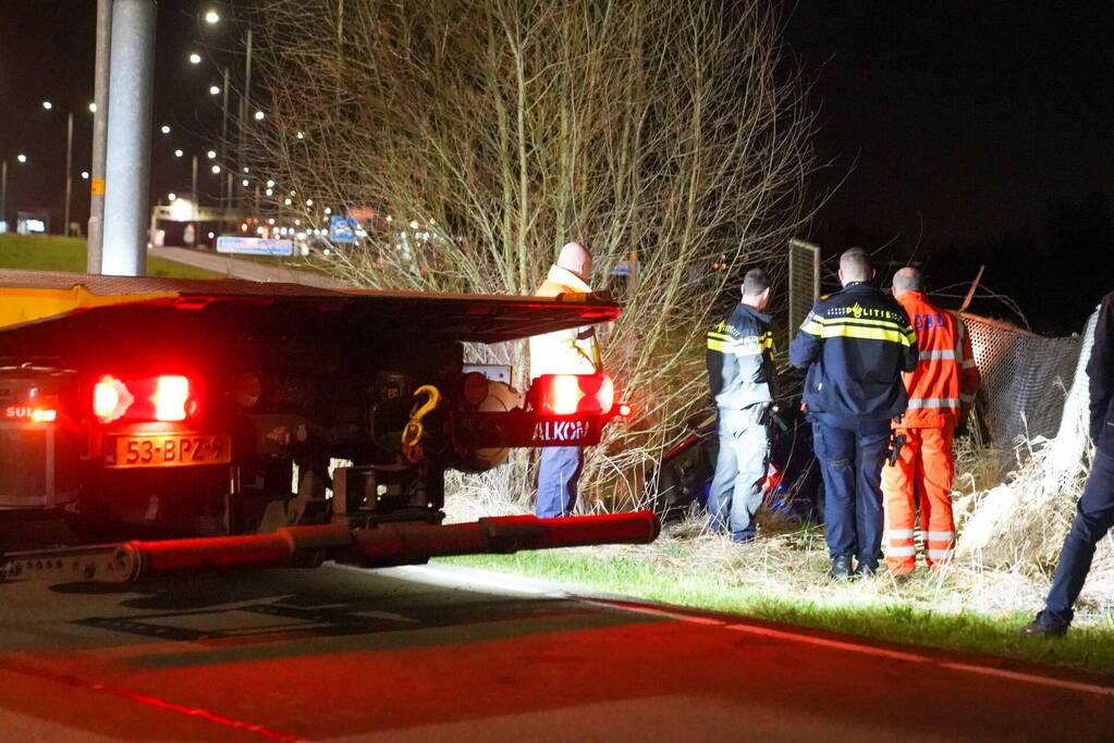 Auto raakt van weg en ramt hekwerk