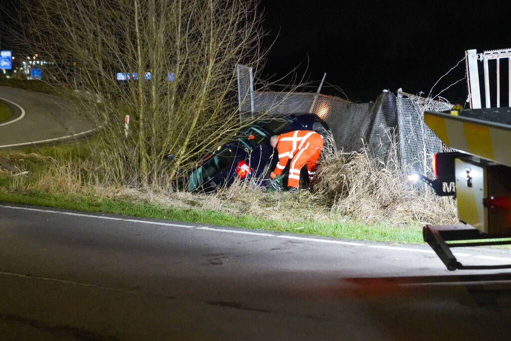 Auto raakt van weg en ramt hekwerk