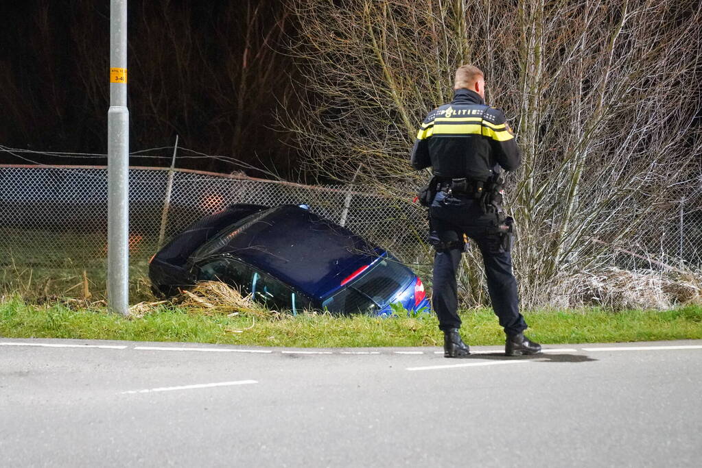 Auto raakt van weg en ramt hekwerk