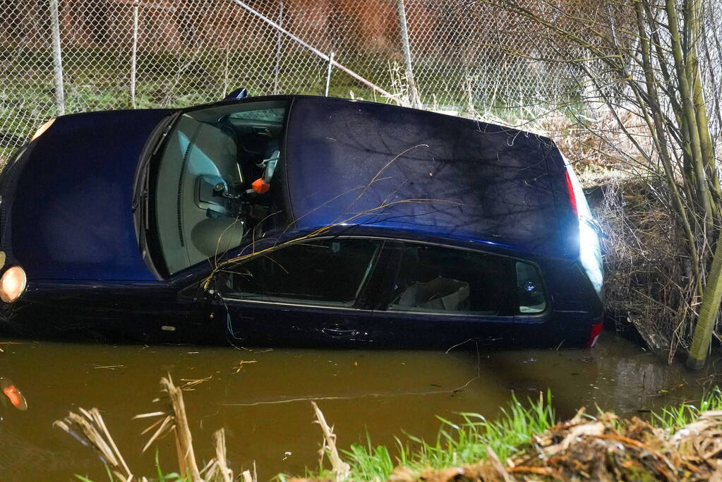 Auto raakt van weg en ramt hekwerk