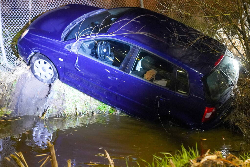 Auto raakt van weg en ramt hekwerk