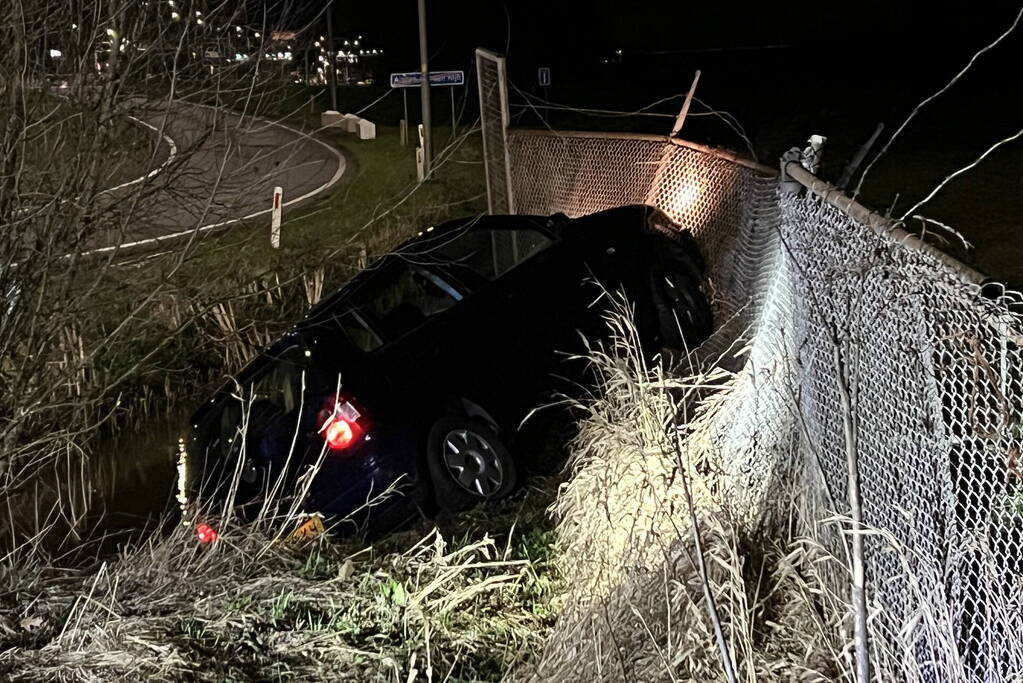 Auto raakt van weg en ramt hekwerk
