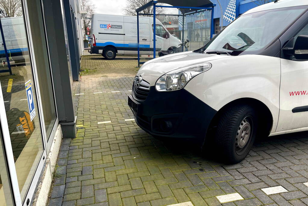 Fietser gewond bij aanrijding met bestelwagen