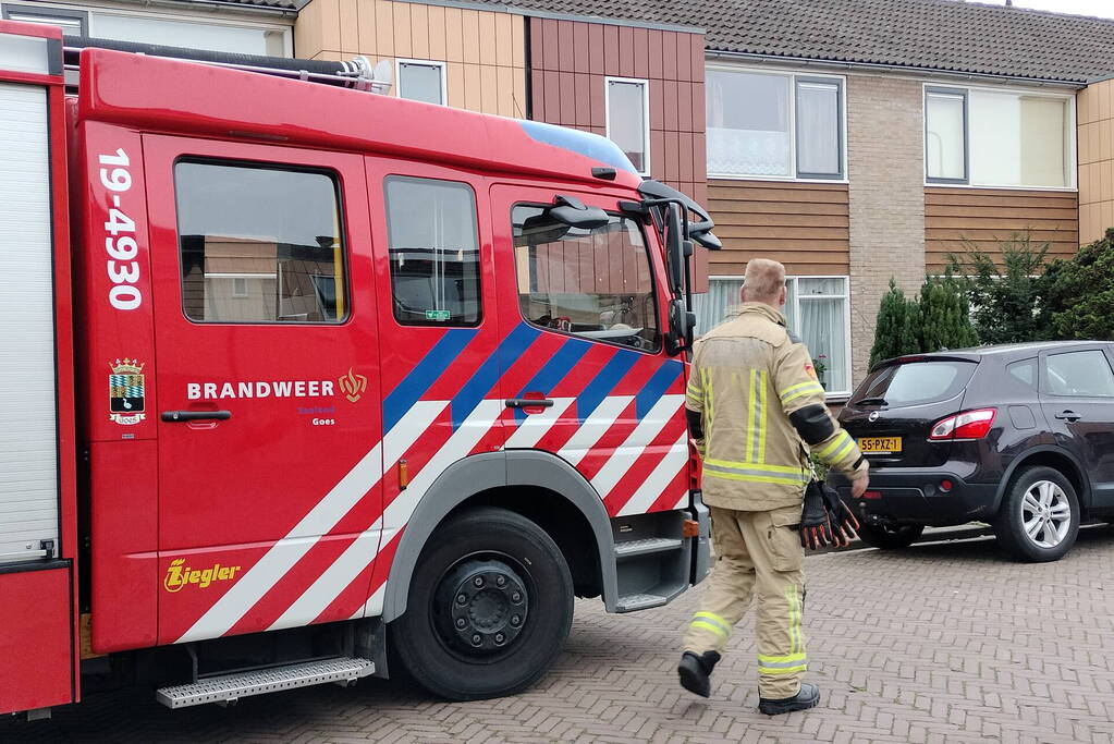 Brandweer doet onderzoek naar gaslucht in woning