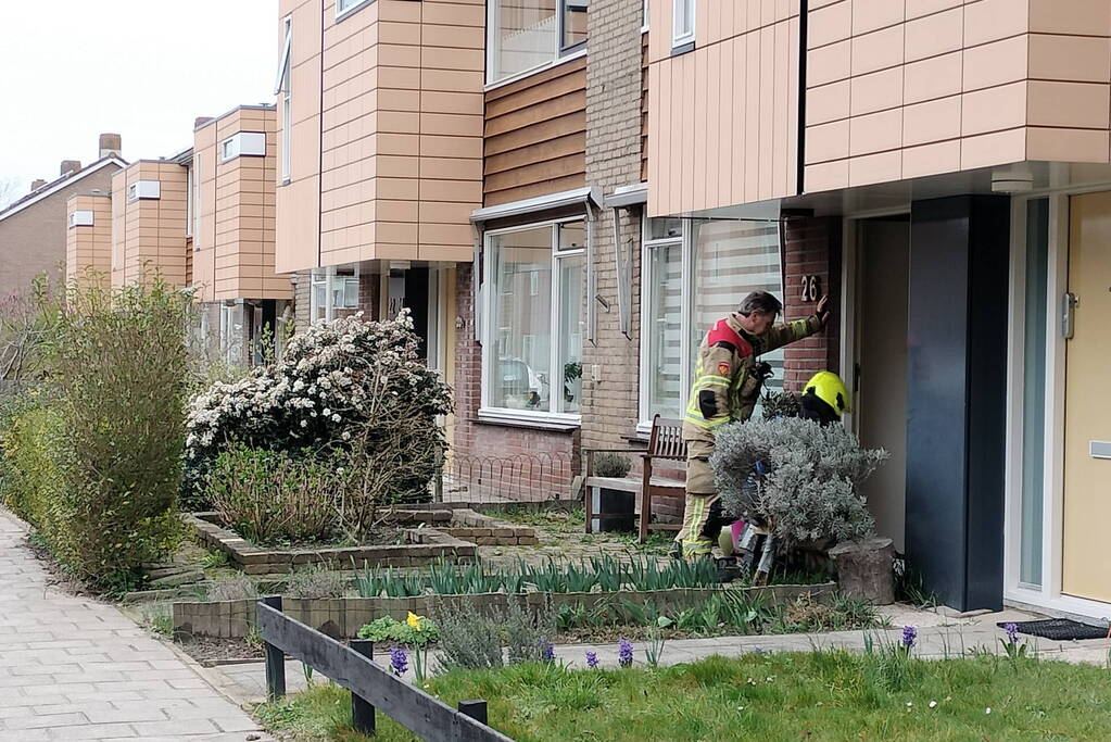 Brandweer doet onderzoek naar gaslucht in woning