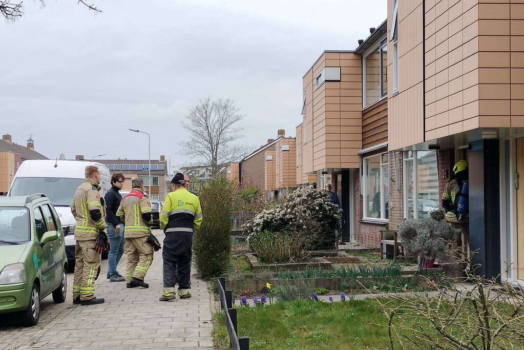 Brandweer doet onderzoek naar gaslucht in woning