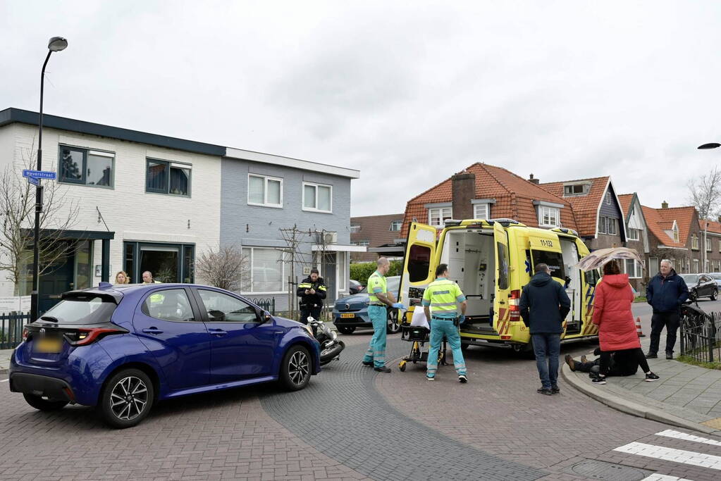 Man op scooter aangereden door automobiliste