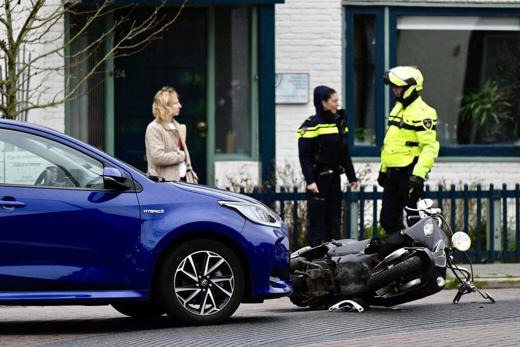 Man op scooter aangereden door automobiliste
