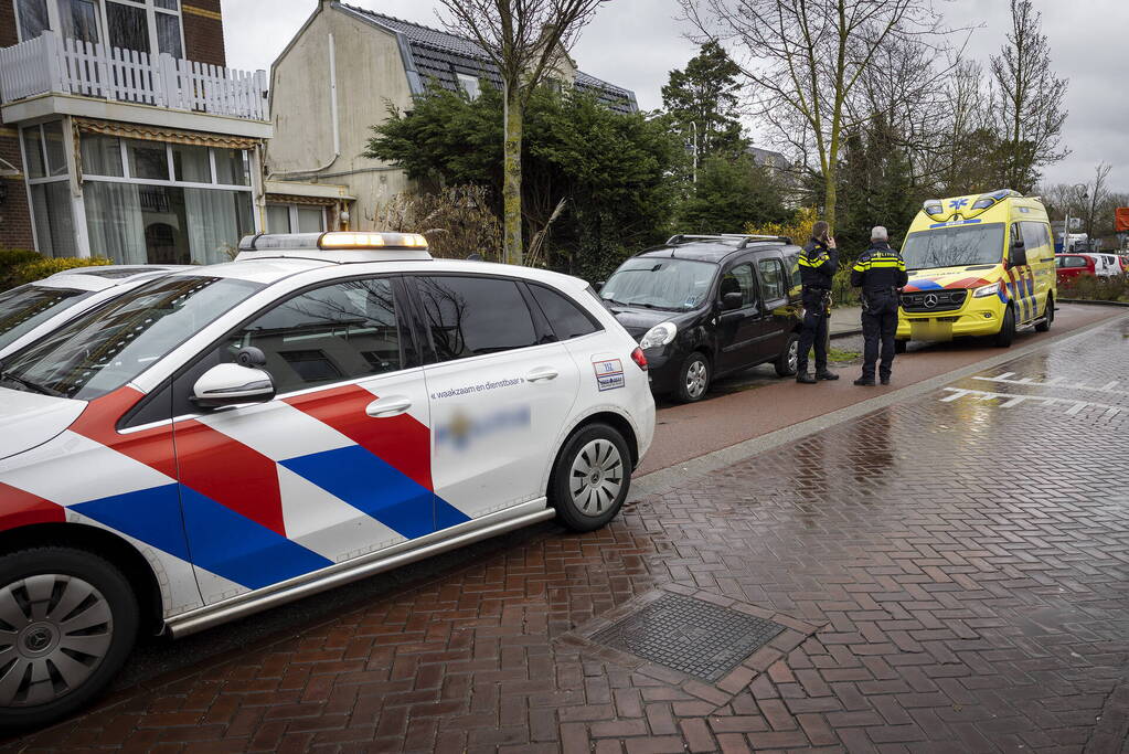 Fietser gewond door passerende auto