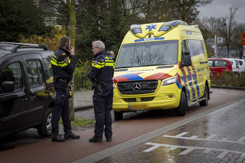 Fietser gewond door passerende auto