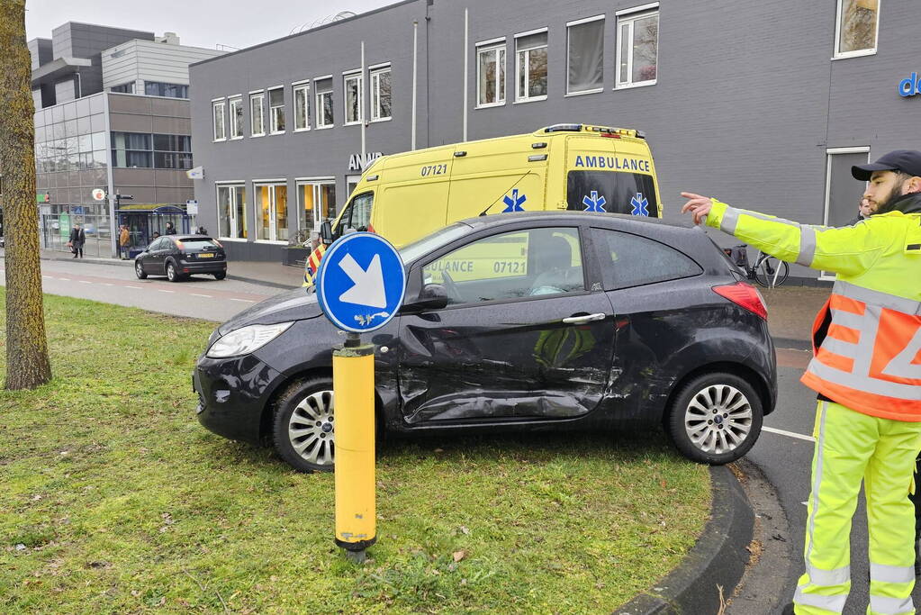 Twee personenwagens botsen op kruising