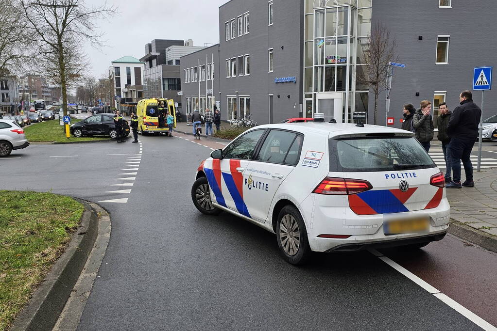 Twee personenwagens botsen op kruising