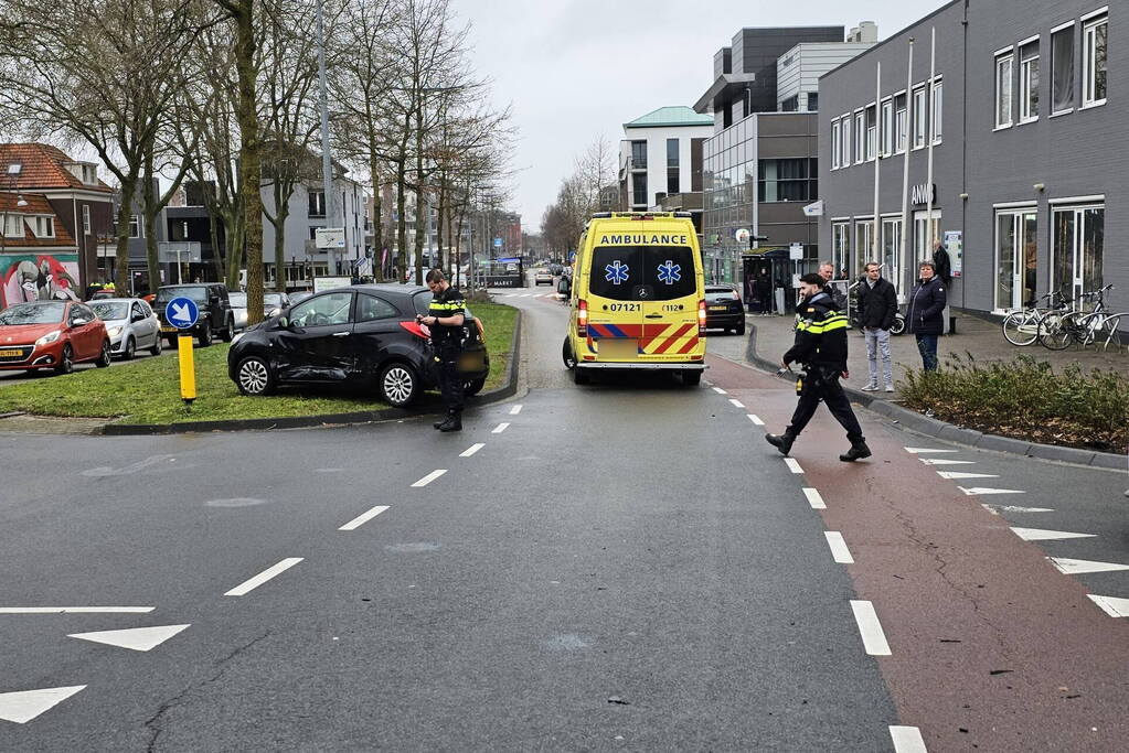 Twee personenwagens botsen op kruising