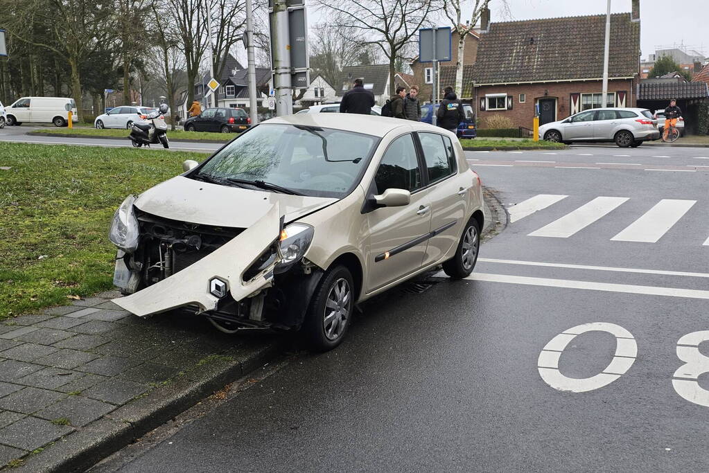 Twee personenwagens botsen op kruising