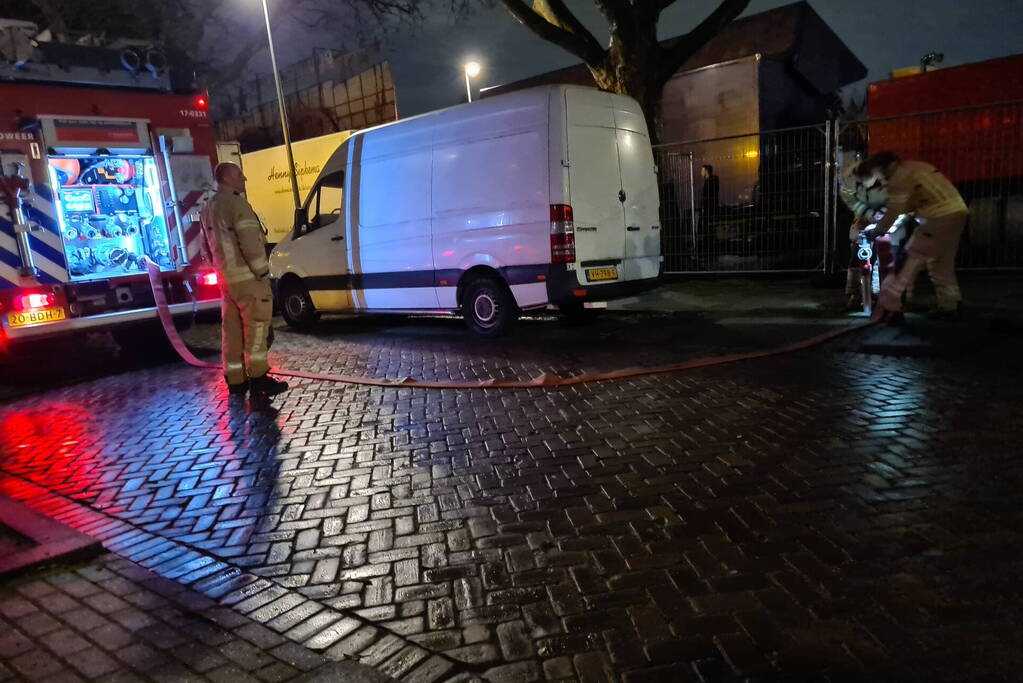 Kermistrailer vliegt in brand