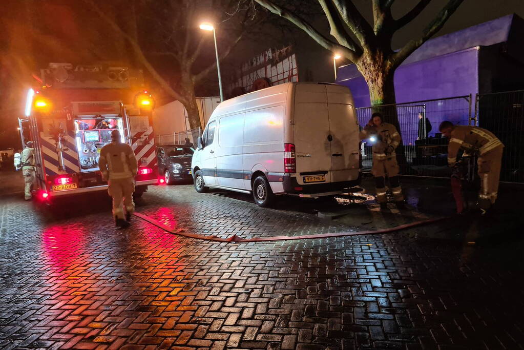 Kermistrailer vliegt in brand