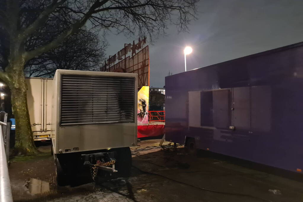 Kermistrailer vliegt in brand