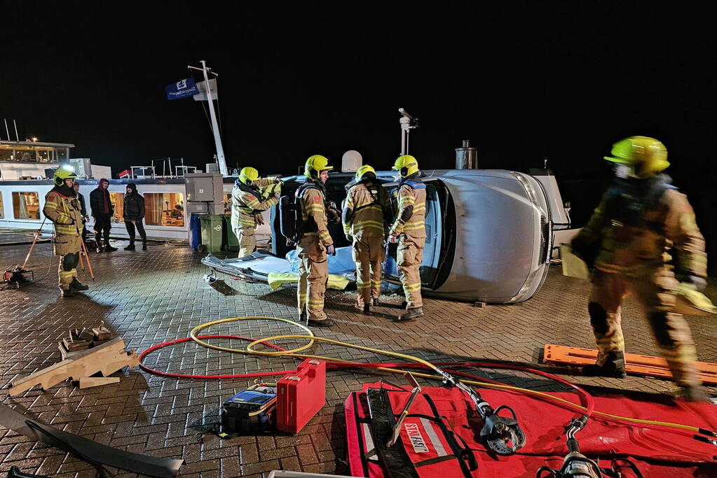Brandweer oefent op boot met asielzoekers