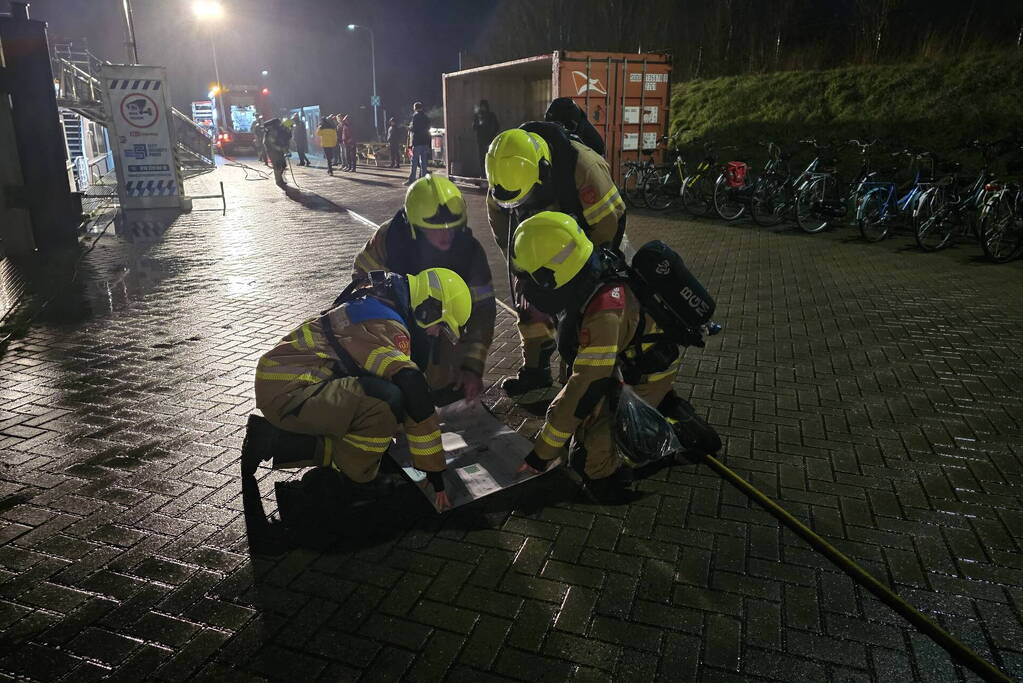 Brandweer oefent op boot met asielzoekers
