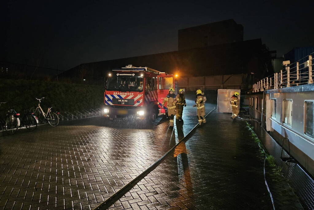 Brandweer oefent op boot met asielzoekers