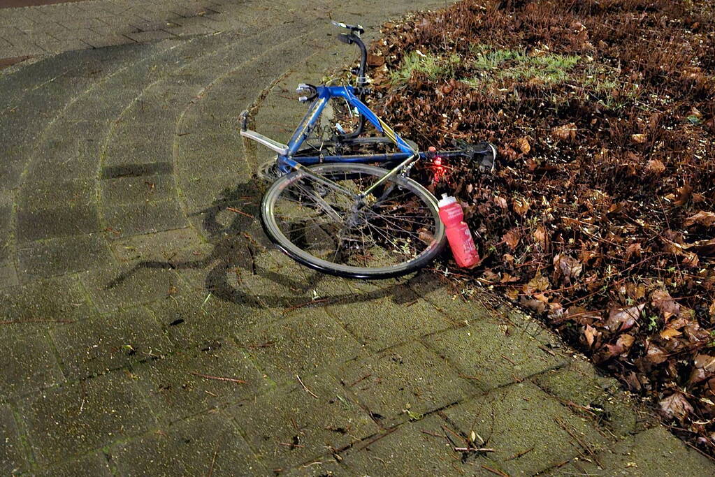 Fiets breekt doormidden bij botsing met auto