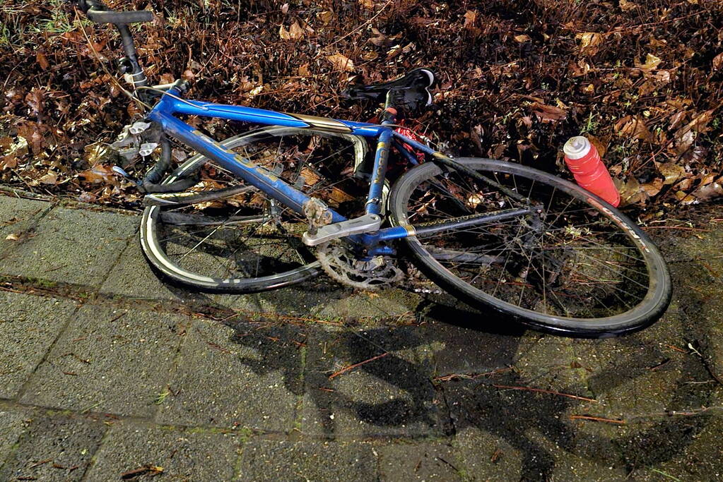 Fiets breekt doormidden bij botsing met auto
