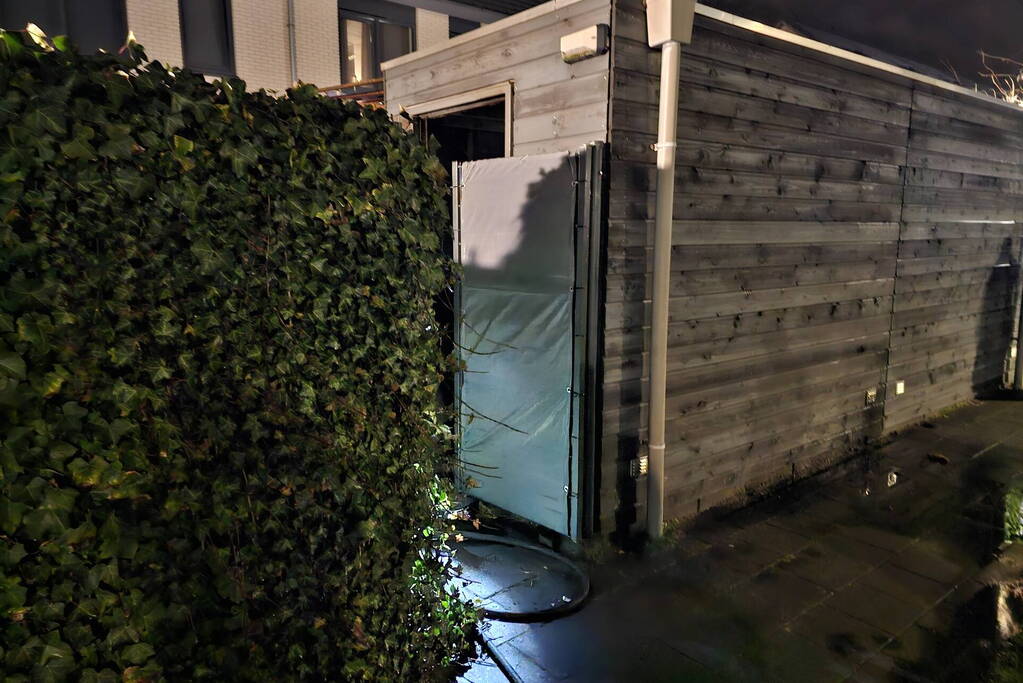 Brand in schuur achter woning