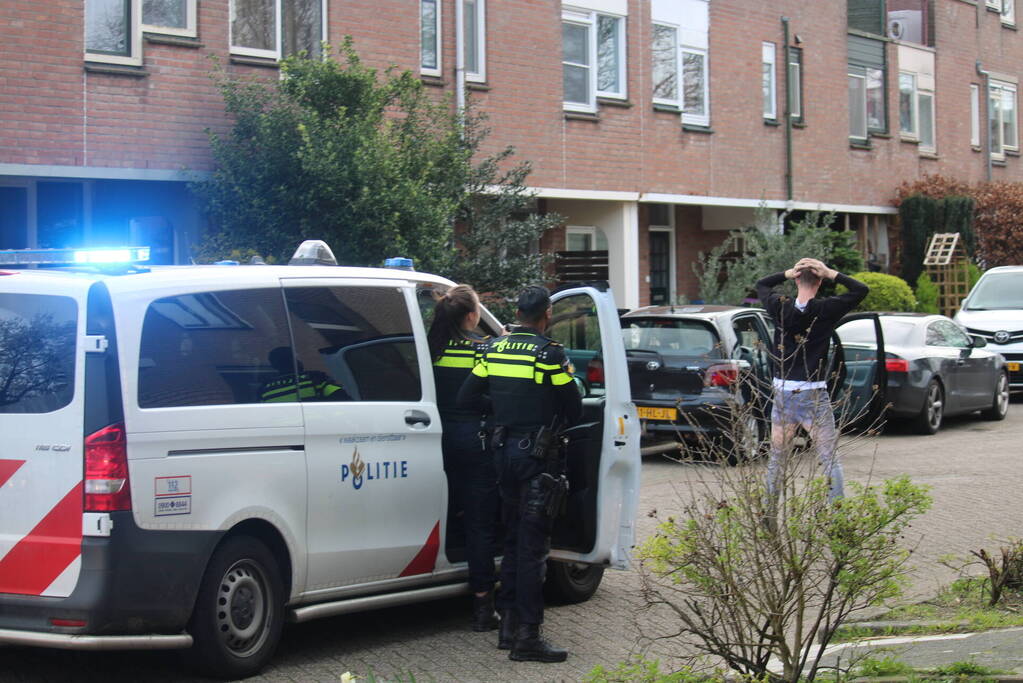 Politie trekt vuurwapen bij aanhoudingen na steekpartij