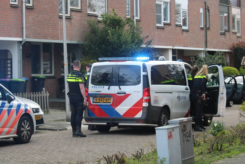 Politie trekt vuurwapen bij aanhoudingen na steekpartij