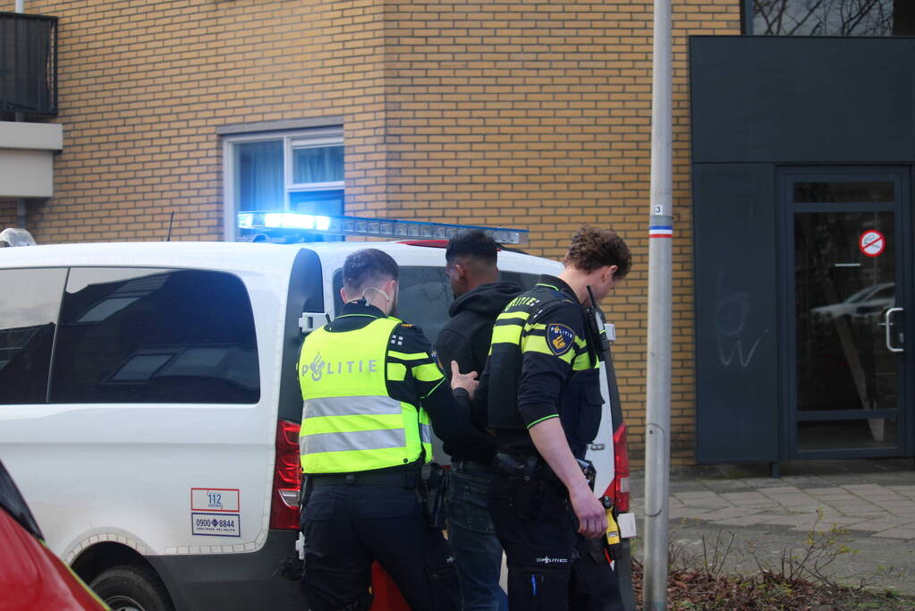 Politie trekt vuurwapen bij aanhoudingen na steekpartij