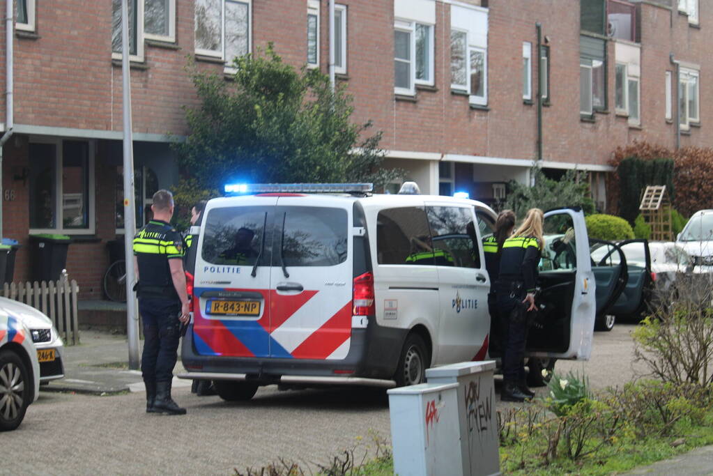 Politie trekt vuurwapen bij aanhoudingen na steekpartij