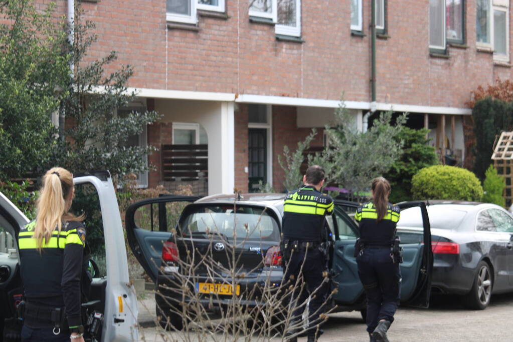 Politie trekt vuurwapen bij aanhoudingen na steekpartij