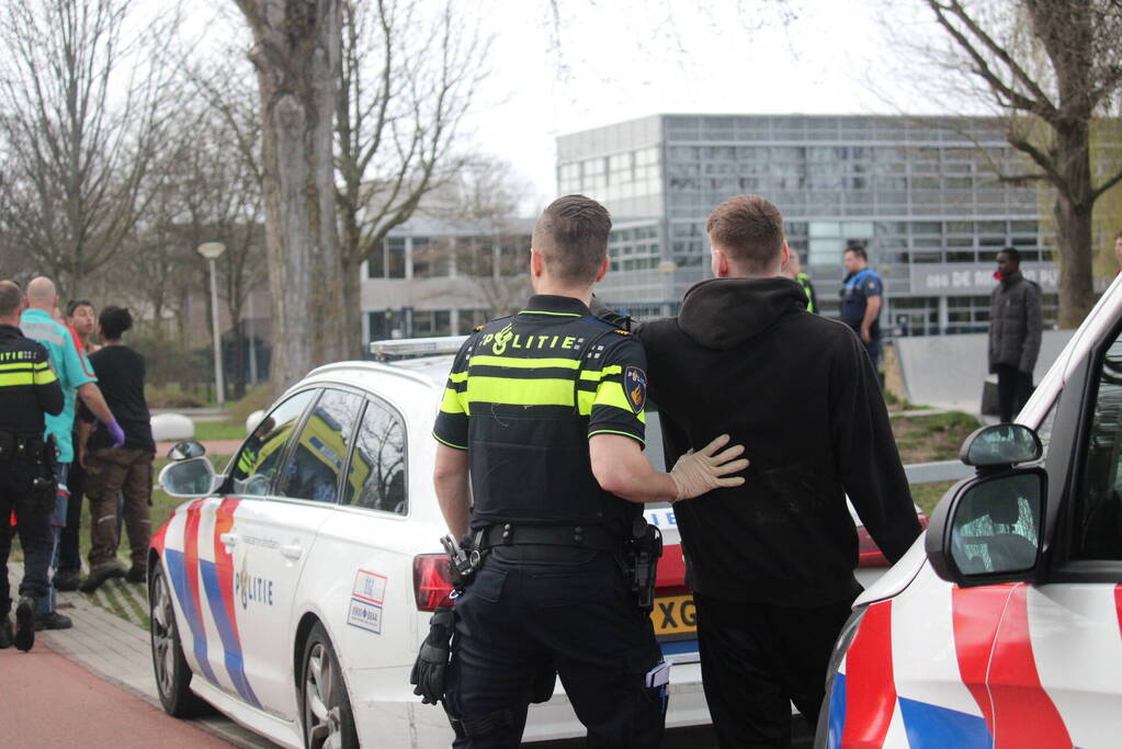 Politie trekt vuurwapen bij aanhoudingen na steekpartij