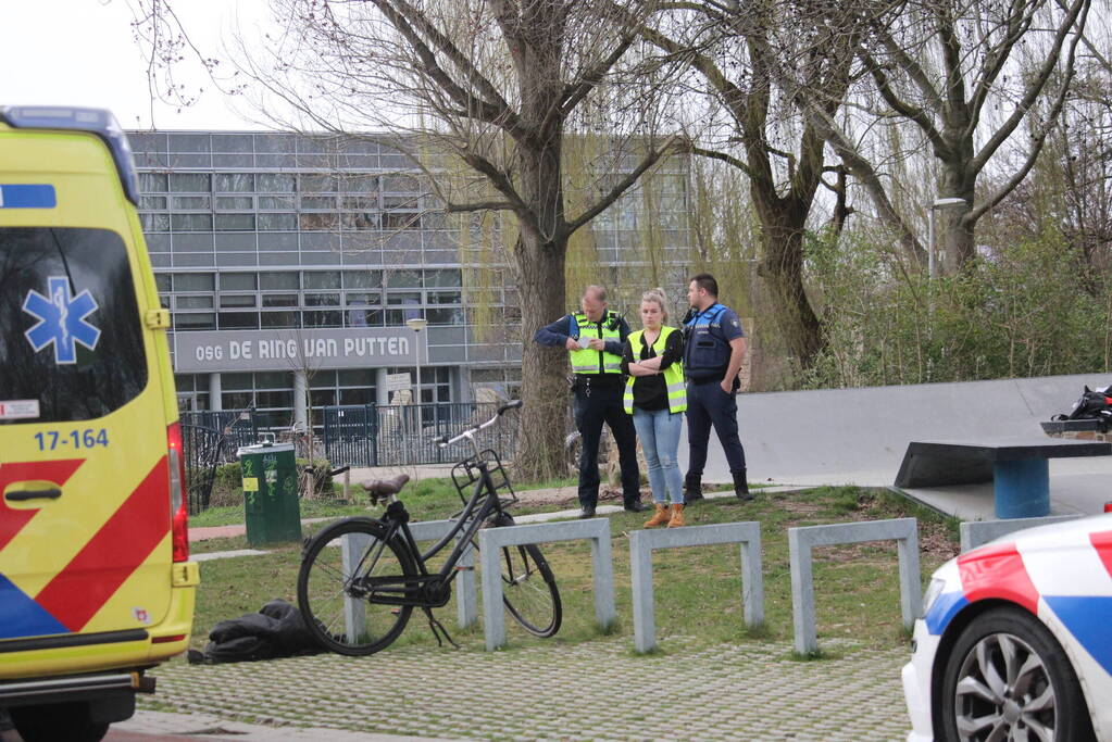 Politie trekt vuurwapen bij aanhoudingen na steekpartij