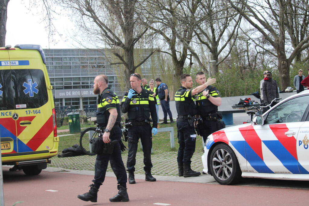 Politie trekt vuurwapen bij aanhoudingen na steekpartij